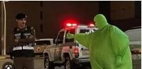 رجل بزي أخضر غريب يثير الارتباك في أحد شوارع السعودية(فيديو)