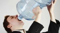 خبراء يحذون من الإفراط في شرب الماء والمخاطر قد تصل حد الوفاة