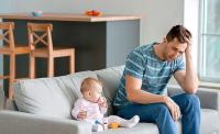 دراسة: الآباء الجدد قد يعانون من اكتئاب ما بعد الولادة أيضا!