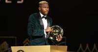 الدولي النيجيري أوسيمين يتفوق على حكيمي وينتزع جائزة أحسن لاعب إفريقي لسنة 2023