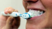 تحذير من خطأ شائع يجب تجنبه عند تنظيف الأسنان