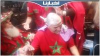 بعد تسجيل هدف الفريق الوطني في مرمى البرتغال، مغربي يحلق رأسه داخل مقهى بتطوان