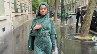 بالفيديو.. مؤثرة مغربية شهيرة تتعرض للبصق بقلب باريس بسبب حجابها