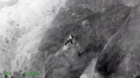 لحظة إنقاذ شخص بعد سقوطه وتشبثه بحافة جبل لوقت طويل(فيديو)