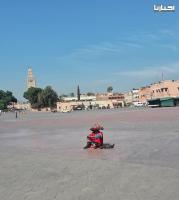 صورة لكراب يجلس وحيدا  بساحة "جامع الفنا" تعكس حالة قطاع السياحة المتأزم