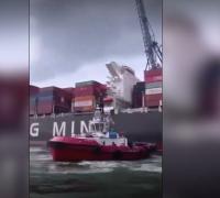 لحظة اصطدام سفينة عملاقة برافعات في ميناء كوجالي التركي (فيديو)