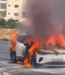 لحظة احتراق سيارة فولكس واجن ID3 الكهربائية في الأردن(فيديو)