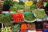 أطاك المغرب تطالب الحكومة بمنع تصدير الخضر والفواكه