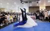 عروس تُسقط زوجها أرضا في حفل زفافهما (فيديو)