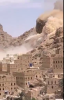 لحظة انهيار جبلي مخيف في اليمن (فيديو)