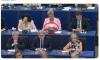 مفوضة أوروبية تحيك الصوف خلال جلسة برلمانية(فيديو)