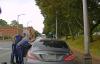 سائق مرسيدس CLS يجر شرطيا أثناء فراره(فيديو)