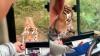 رجل يخاطر بنفسه ويفتح نافذة الحافلة لإطعام نمر(فيديو)