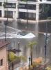 سيارة تسلا الكهربائية تعبر طريقا غارقا بمياه الفيضانات(فيديو)