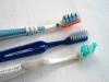طبيب أسنان  يحذر من هذا النوع من فرشاة الأسنان
