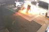 امرأة تتسبب بكارثة في محطة وقود بعد اصطدامها بمضختين بالخطأ(فيديو)